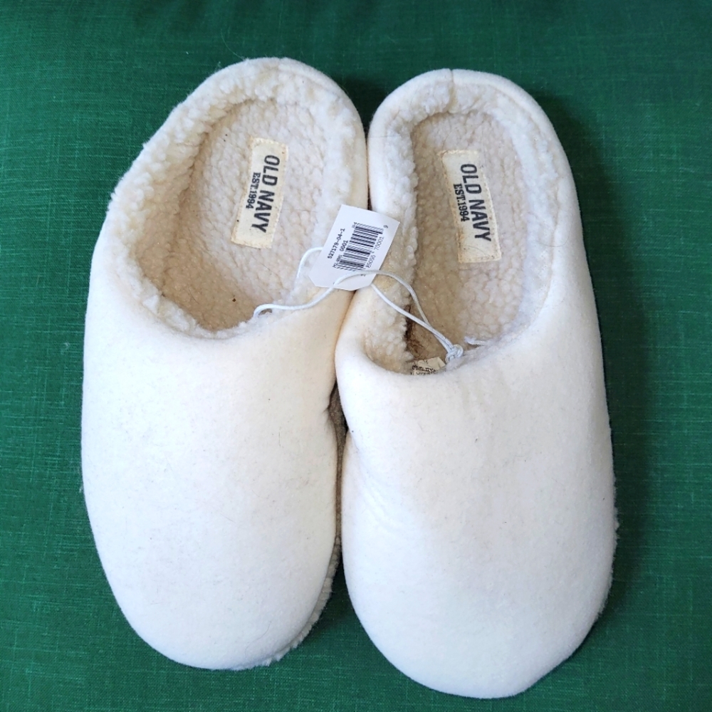 Old Navy cream colored fleece slippers